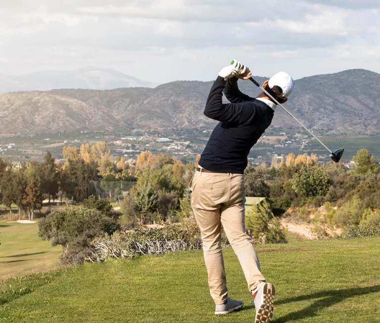 En man slutar sin golfsving i Costa Blanca, Spanien