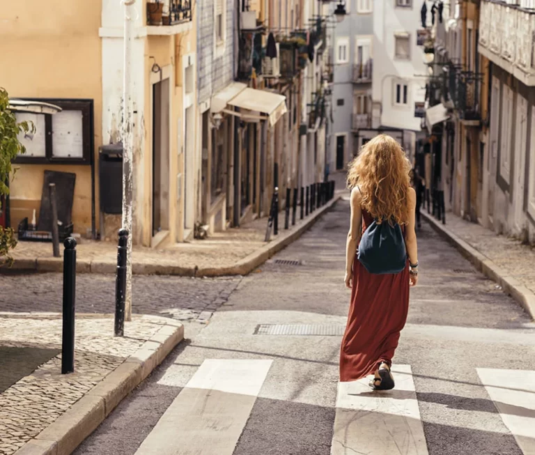 Tjej vandrar i Costa Blanca, Spanien